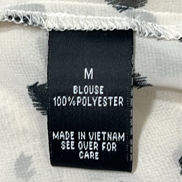 AB Studio EC Off white and black print top. Rolled up tabbed sleeves. Size med - Picture 6 of 8